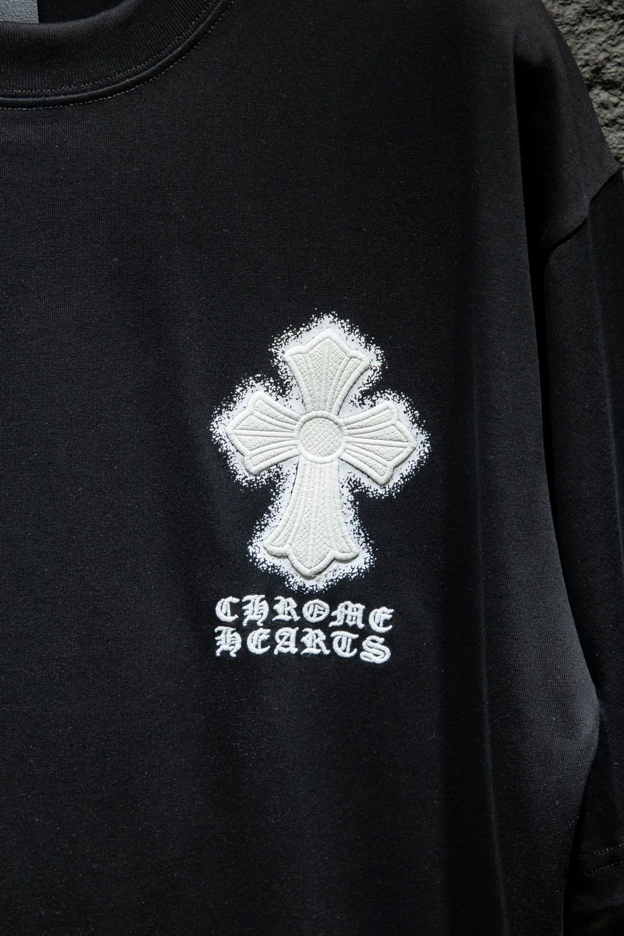 P170 🆕Chrome Hearts os version is really charming and Chrome Hearts is really a must-have. Each season's new version is made to the extreme. It is very practical and can be worn casually. Nice✔️ - ⚠️100% cotton. It is made of 32-count double yarn, 260-gram weight fabric and imported knitted carded cotton. It has moderate thickness, drape and contour, and the upper body is comfortable! ! It is very tolerant to fat body types and can instantly lose five pounds after wearing it!  The front and rear panels are hand-printed on the silk screen platen, and the 3D full-color scan pattern is used as film to ensure that the printing pattern is restored to the highest degree, and the printing has a cracking effect and is reinforced and not easy to fall off. The upper and lower LOGO printing has a strong touch texture. The printing material uses environmentally friendly active water slurry, and the base anti-sublimation liquid. The ready-made garments can withstand washing without stripping. Front panel #Back panel Simple elements# Artistic arrangement of English letters Imported Tajima high-density heavy industry embroidery technology Three-dimensional and full fonts The addition of handmade elements to the body of the garment greatly increases the interest of the garment and creates a unique visual effect. After special fraying effect treatment, a unique distressed effect is formed. An irregular hem is added to the version. This year, Crow Heart is focusing on the version. In the past two years, the oversize version has become the focus of the trend. It has also been a popular staple in the past two years. The change of designers has made this brand an instant hit. The progressive fashion of the times also needs the blood impact of fresh elements and trendy designs in order to continue its glory! It’s stylish both inside and outside, a must-have for high street travel! An absolute "eye-catching style" that can match couples 💏 Color: black and white Size: S M L XL